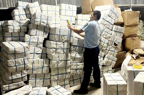 Tạm giữ 17.000 sản phẩm mỹ phẩm và phụ tùng không rõ nguồn gốc