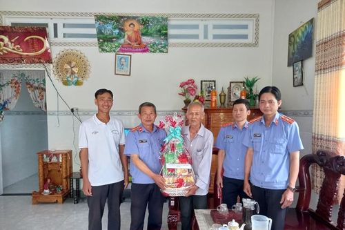 VKSND huyện Giồng Riềng thăm và chúc tết Chol Chnam Thmay của đồng bào Khmer.