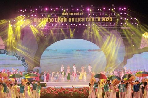Hàng vạn người đổ về xem pháo hoa khai mạc du lịch Cửa Lò 2023