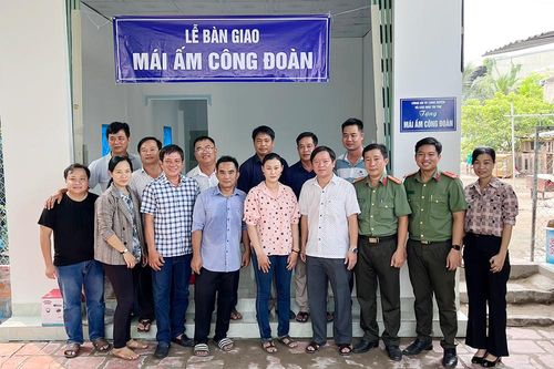 Công an TP. Long Xuyên trao nhà cho công đoàn viên khó khăn