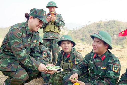 'Bát nước thao trường' ấm tình đồng đội