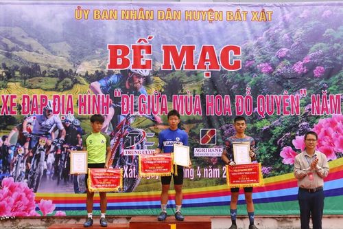 Bế mạc Giải xe đạp địa hình 'Đi giữa mùa hoa đỗ quyên' năm 2023