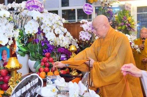 Ban Trị sự Phật giáo TP.HCM viếng tang cụ ông Trần Ngọc Anh, pháp danh Minh Chánh Hạnh
