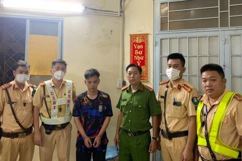 CSGT bắt đối tượng 'ăn mồi đêm khuya'