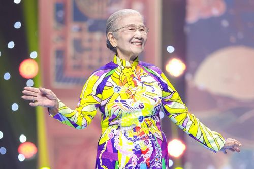 Nghệ sĩ Phi Điểu diễn thời trang ở tuổi 92
