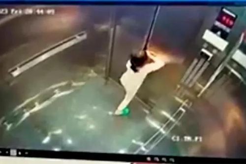 Bé gái kẹt trong thang máy chung cư cao cấp tại Hà Nội
