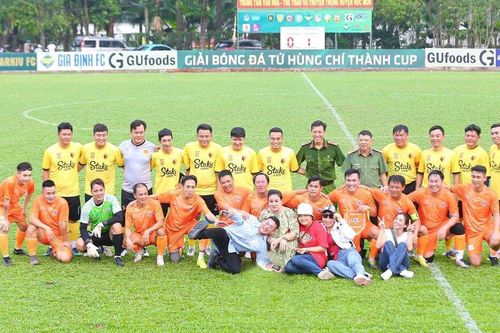 Phạm Trưởng và dàn nghệ sĩ tham gia trận cầu thiện nguyện vì học sinh nghèo