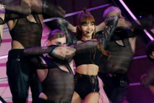 BLACKPINK 'phủ hồng' sân khấu Coachella, làm nên lịch sử đầu tiên của nghệ sĩ Châu Á