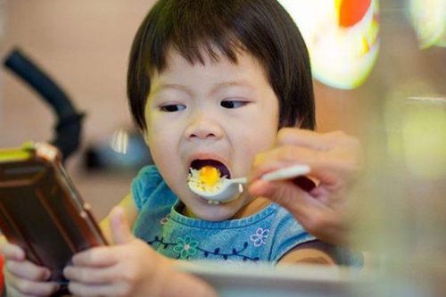 Rối loạn Tic gia tăng ở nhóm trẻ sống thường xuyên với ông bà