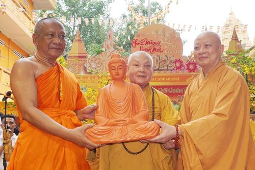 Chư tôn đức Giáo hội thực hiện lễ Tắm Phật và chúc Tết cổ truyền Chôl Chnăm Thmây