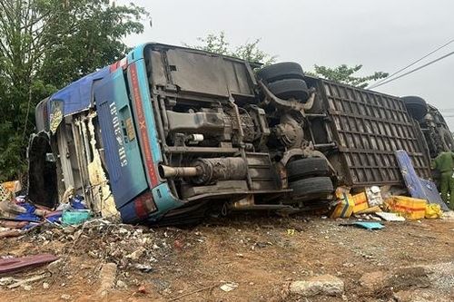 Xe khách lao qua dải phân cách, lật nghiêng