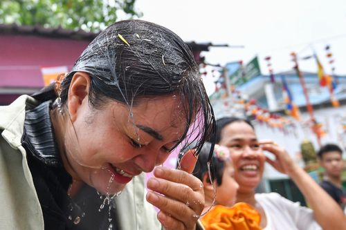 Biển người xin nước tắm Phật dịp Tết Chôl Chnăm Thmây ở miền Tây