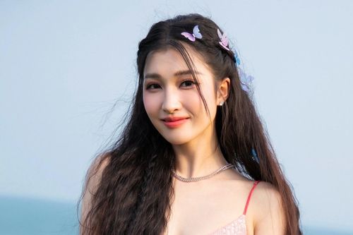 Phương Nhi vượt Dương Hoàng Yến ở Carpet Check nhờ hóa búp bê