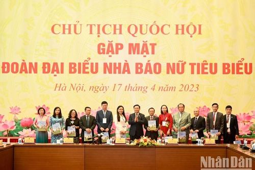 Chủ tịch Quốc hội gặp mặt đại biểu nhà báo nữ