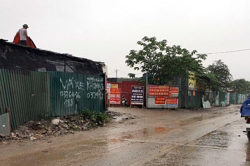 Loạt bãi xe tự phát ở Hà Nội, chính quyền xã nói 'không có cách xử lý'