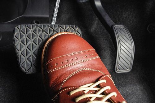 Có nên lắp thêm bàn đạp thắng khẩn cấp ứng phó nhầm chân ga?