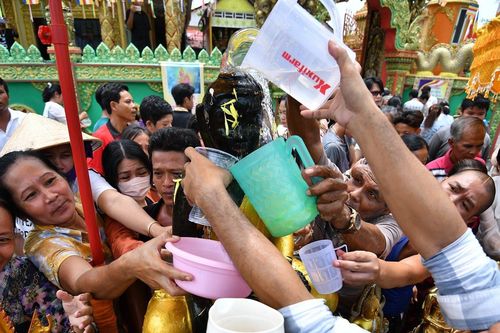 Người Khmer thi nhau dội nước tắm Phật đón Tết Chôl Chnăm Thmây
