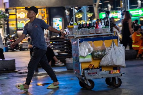 Bi hài hàng rong bị cấm kiểu 'bắt cóc bỏ đĩa' ở phố đi bộ Nguyễn Huệ