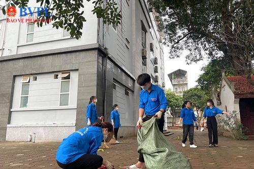 Sinh viên ĐH Kiểm sát Hà Nội hưởng ứng 'Ngày làm việc tốt'