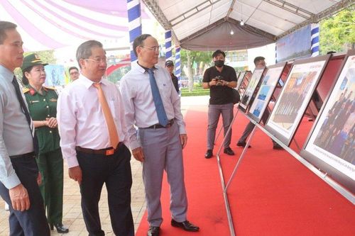 Trưng bày ảnh 'Luật gia Việt Nam với biển đảo quê hương': Hoạt động nhiều ý nghĩa