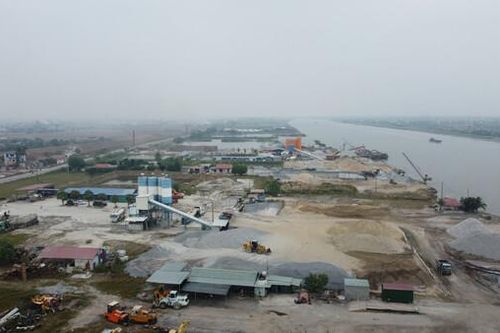 Nam Định: Hàng loạt trạm trộn bê tông ở Nghĩa Phong 'bủa vây' sông Ninh Cơ