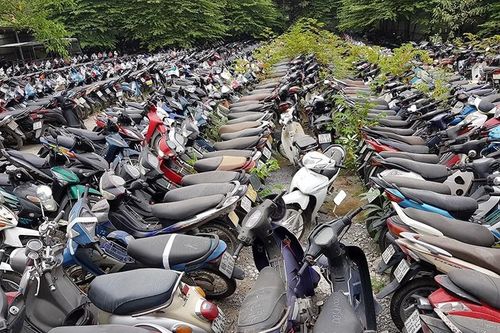 Dở khóc dở cười 'ôm' xe vi phạm