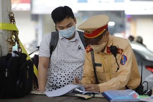Xử phạt người đi ngược chiều trên đường Nguyễn Xiển mở rộng