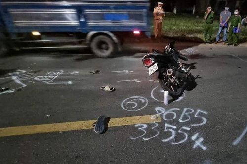 Xe máy tông vào đuôi xe bồn, 2 người tử vong