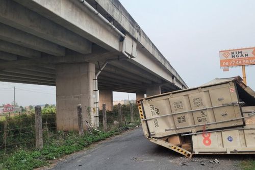 Thùng xe container rơi 15m từ cầu cao tốc TP.HCM - Trung Lương