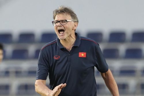 U22 Việt Nam đủ quân số, HLV Troussier 'ra tay'