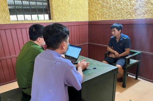 Dùng dao uy hiếp nữ chủ nhà mở két để cướp tài sản