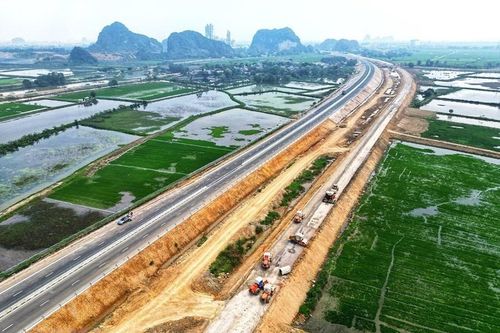 Nhà thầu 'chạy đua' hoàn thành 3 dự án cao tốc Bắc-Nam dịp 30/4