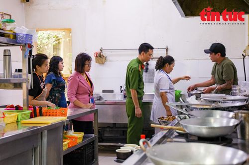 Tạm đình chỉ hoạt động nhà hàng bị tố cho khách dùng nước lẩu thừa
