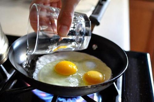 Rán trứng cho thêm thứ này trứng phồng xốp nở nhiều gấp đôi vàng óng, thơm ngon hơn