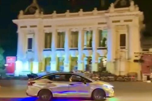 Hà Nội: Bắt khẩn cấp 'quái xế' gây rối trật tự công cộng trước Nhà hát Lớn