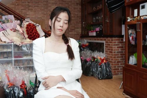 Rộ ảnh Nam Em mỏi mệt, ngủ gật trong giờ giải lao khiến netizen xót xa