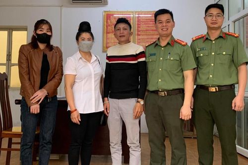 Người đàn ông đi lang thang giữa phố Hà Nội, công an tiếp cận phát hiện sự thật bất ngờ