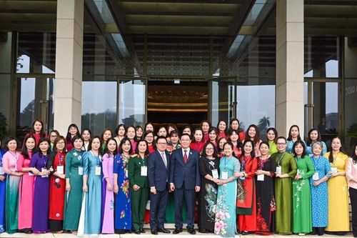 Chủ tịch Quốc hội Vương Đình Huệ: Chúc các nhà báo nữ luôn giữ được 'Tâm sáng, lòng trong, bút sắc' và thật sự là 'những bông lau bằng thép'