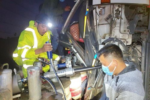 Đội cứu hộ ngày đêm bám 'cung đèo tử thần' giúp người gặp nạn