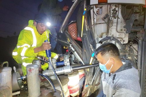 Đội cứu hộ ngày đêm bám 'cung đèo tử thần' giúp người gặp nạn