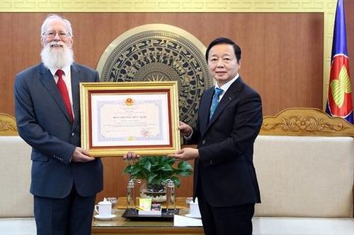 Phó Thủ tướng Trần Hồng Hà trao tặng Huy chương Hữu nghị cho TS. Michael Parsons
