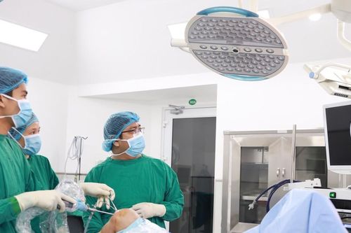 Nội soi lấy hơn 100 viên sỏi trong khớp gối nữ bệnh nhân