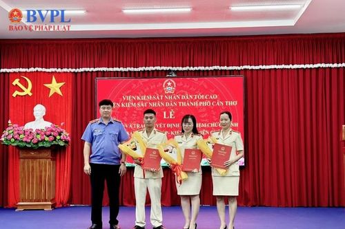 VKSND TP Cần Thơ trao Quyết định bổ nhiệm Kiểm sát viên và Kiểm tra viên