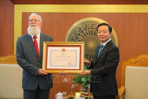 Trao Huy chương Hữu nghị tặng TS Michael Parsons, Cố vấn chính sách Bộ TN&MT
