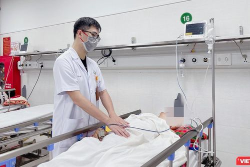 Cốc đánh răng dài 12cm kẹt sâu trong trực tràng nam thanh niên