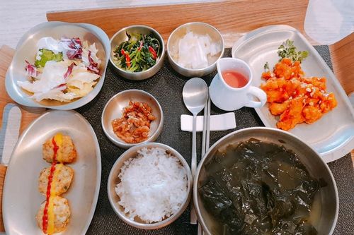 Vì sao cơm cữ cho bà đẻ ở Hàn Quốc luôn có món canh rong biển?