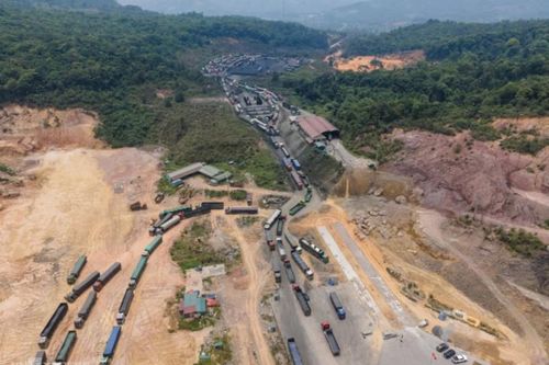 Hạ tầng yếu, hàng trăm phương tiện bị ùn ở cửa khẩu quốc tế La Lay