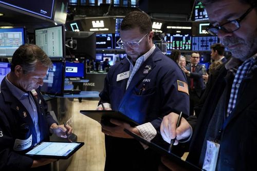 S&P 500 nhích nhẹ, dầu thô vững giá nhờ số liệu kinh tế Trung Quốc