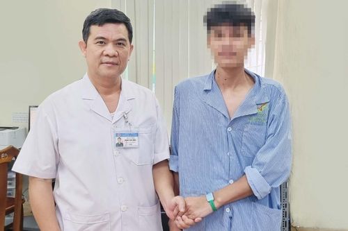 Bác sĩ ở TP.HCM cắt khối u ung thư hiếm gặp cho quân nhân Lào