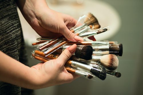 Không vệ sinh đúng cách, cọ trang điểm gây nhiễm trùng, đầy vi khuẩn